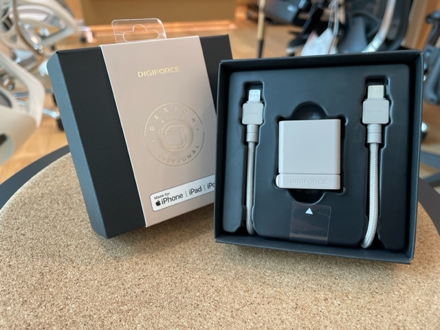 itoya_buyer's tweet photo. 充電ケーブルとACアダプターの取り扱いを始めました🙌
同じ色で合わせるも良し👍、違う色で合わせるも良し👍👍、セットで購入するも良し👍👍👍(※セットはブルーグレーとグレージュの2色のみ。画像はグレージュ)。
G.Itoya5F
#春に贈るプチギフト
#DIGIFORCE
#cube https://t.co/ehxfMvEROX