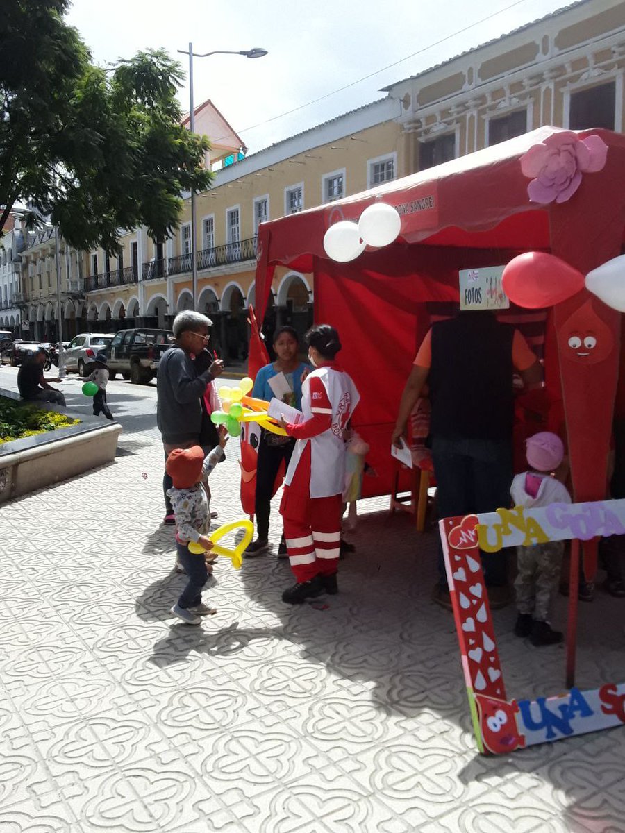 CruzRojaCbba's tweet photo. Ayer, celebrando el #Díadelniñoyniña en Bolivia, nuestros voluntarios junto al Banco de Sangre🩸 estuvieron en la plaza 14 de Septiembre; se entregó presentes a los niños que acudieron al lugar 🎁, se realizó juegos lúdicos y se promovió la donación de sangre.
#CRBFC https://t.co/Gg4rJvjQpj