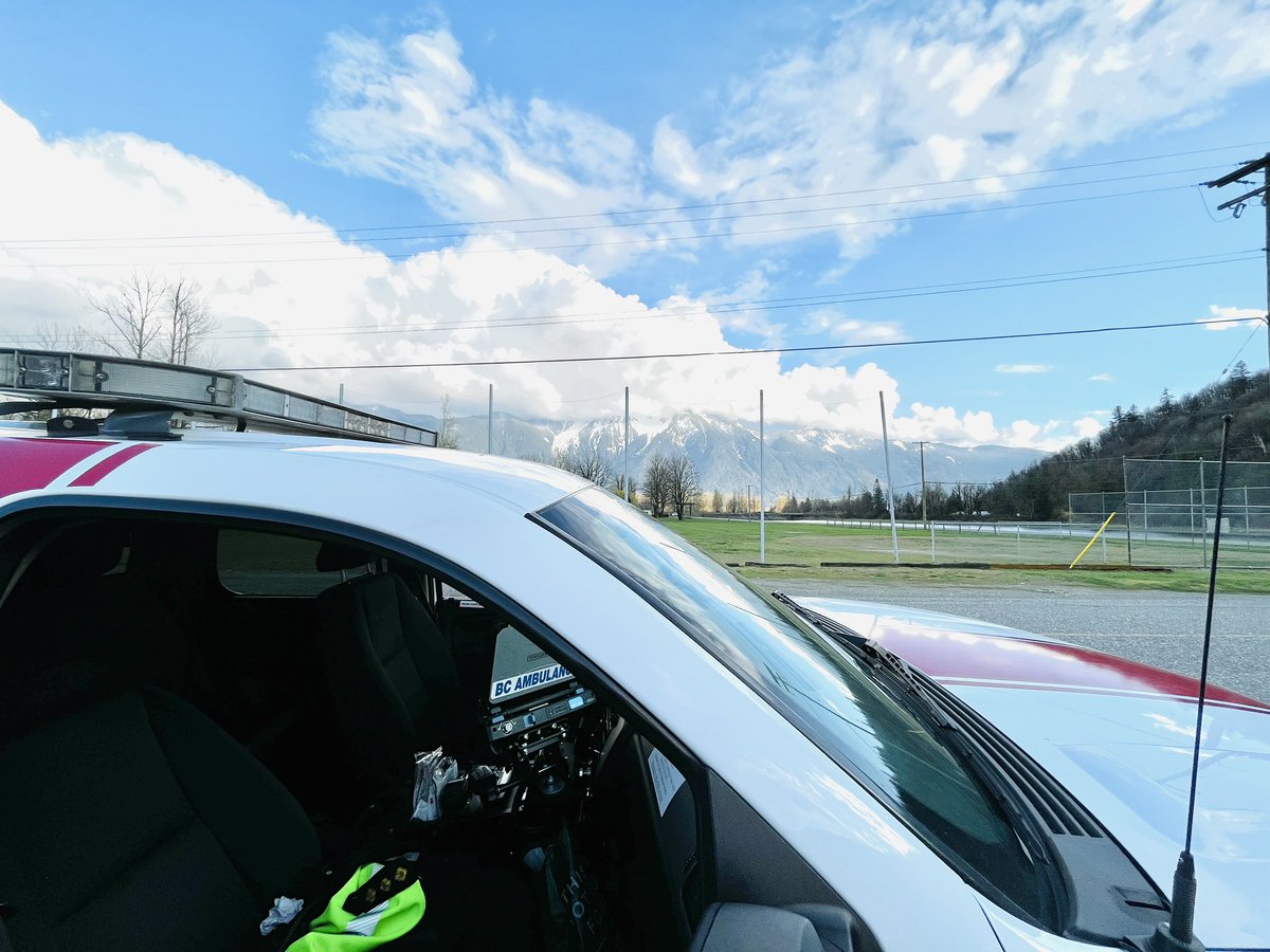 Northernmedic's tweet photo. Love supporting our local @BC_EHS crews, I often book-on on my drive home (if able to), and happy to respond if close by, this afternoon was no exception. Tonight’s call was finished with a beautiful view of Mt Cheam. #BCEHS #paramedic #clinicalleadership #10M7 https://t.co/AvO9w3SLbC