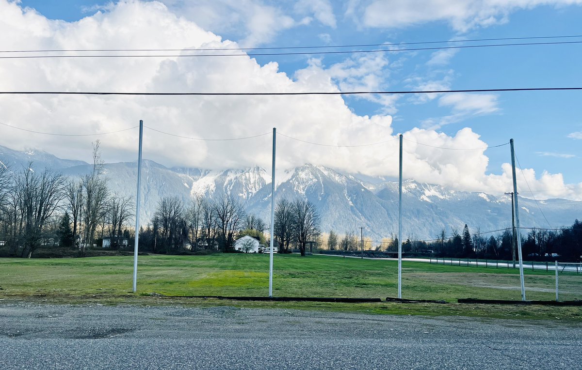 Northernmedic's tweet photo. Love supporting our local @BC_EHS crews, I often book-on on my drive home (if able to), and happy to respond if close by, this afternoon was no exception. Tonight’s call was finished with a beautiful view of Mt Cheam. #BCEHS #paramedic #clinicalleadership #10M7 https://t.co/AvO9w3SLbC
