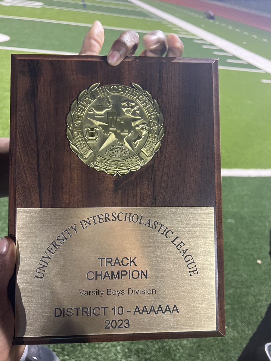 District Champsss🥇 #FreshmanSzn @LSUTrackField @CoachSwarers @Coachbook1 @coachluster2 @velasquezcoach