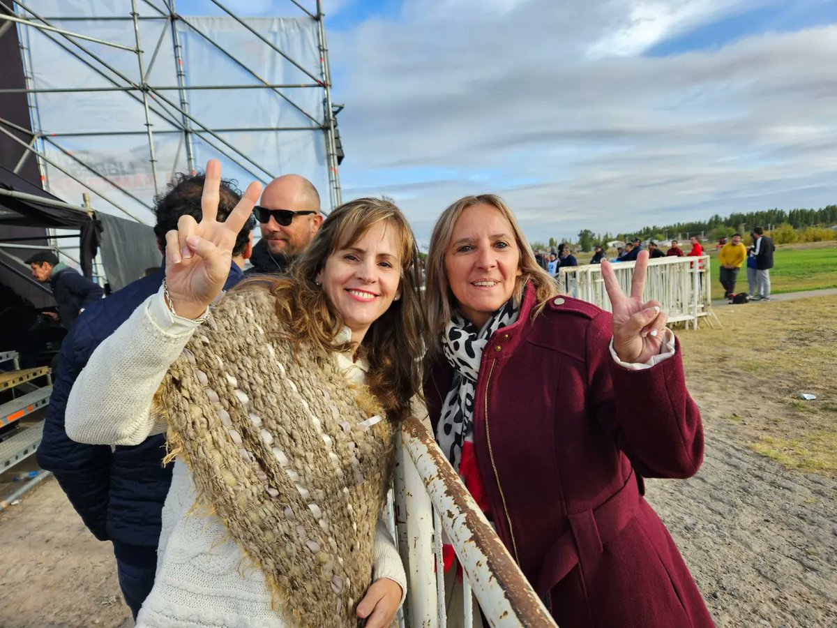 loreparrilli's tweet photo. #CierreDeCampaña2023
#FrenteDeTodosNeuquino
#Lista673
Gracias a los compañeros/as que con su esfuerzo y entusiasmo hicieron posible esta campaña 2023.
@ramonriosecook - Gobernador
@Aye_Gutierrez- Vicegobernadora
@dariomartinezpj - Dip. prov.
@loreparrilli - Dip. prov https://t.co/E6SsY0u84j
