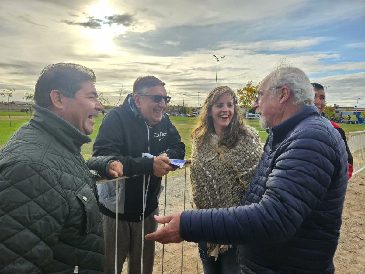 loreparrilli's tweet photo. #CierreDeCampaña2023
#FrenteDeTodosNeuquino
#Lista673
Gracias a los compañeros/as que con su esfuerzo y entusiasmo hicieron posible esta campaña 2023.
@ramonriosecook - Gobernador
@Aye_Gutierrez- Vicegobernadora
@dariomartinezpj - Dip. prov.
@loreparrilli - Dip. prov https://t.co/E6SsY0u84j