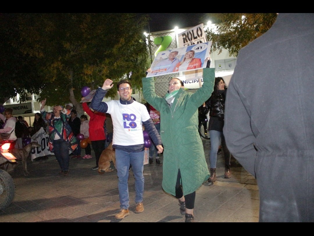 soledezapala's tweet photo. Gran encuentro de cierre de campaña,   con alegría, con entusiasmo y con la profunda convicción de un futuro mejor para tod@s !!!! El 16 de abril @Rolo_Figueroa gana !!!!!! #Neuquinizate #la41 @JuanMarceloZu @Kclauvet @nogueiranqn @FGNeuquen @jnayalar https://t.co/HDbO2b1y8B