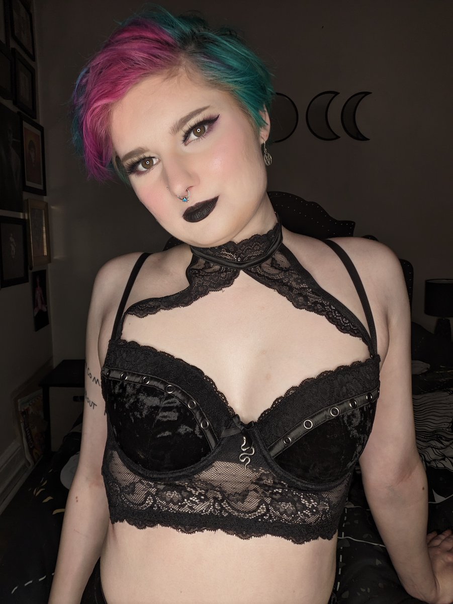 VamPriestPoison ☭Horny Posting Baddies☭ 1/30 BDay tweet media
