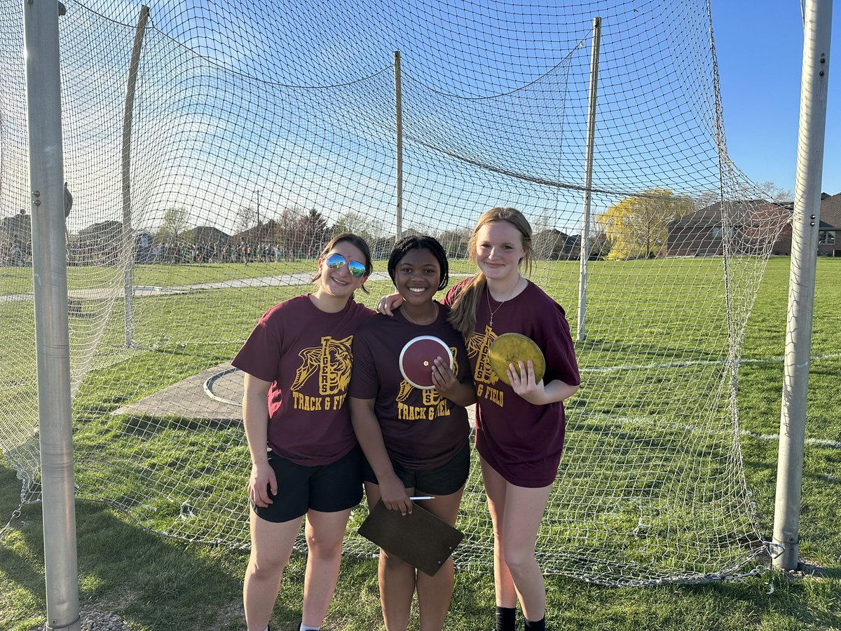MrSteinHCMS's tweet photo. HCMS Girl Discus Throwers had a day today. Many of these ladies threw PRs today and are improving daily. Mia, Angelina, Grace, Quinn, Abby, Haley, Reagan and Morgan. Always putting in the work. @HCMSTigers157c @fsd157c https://t.co/aAoeyihMWw