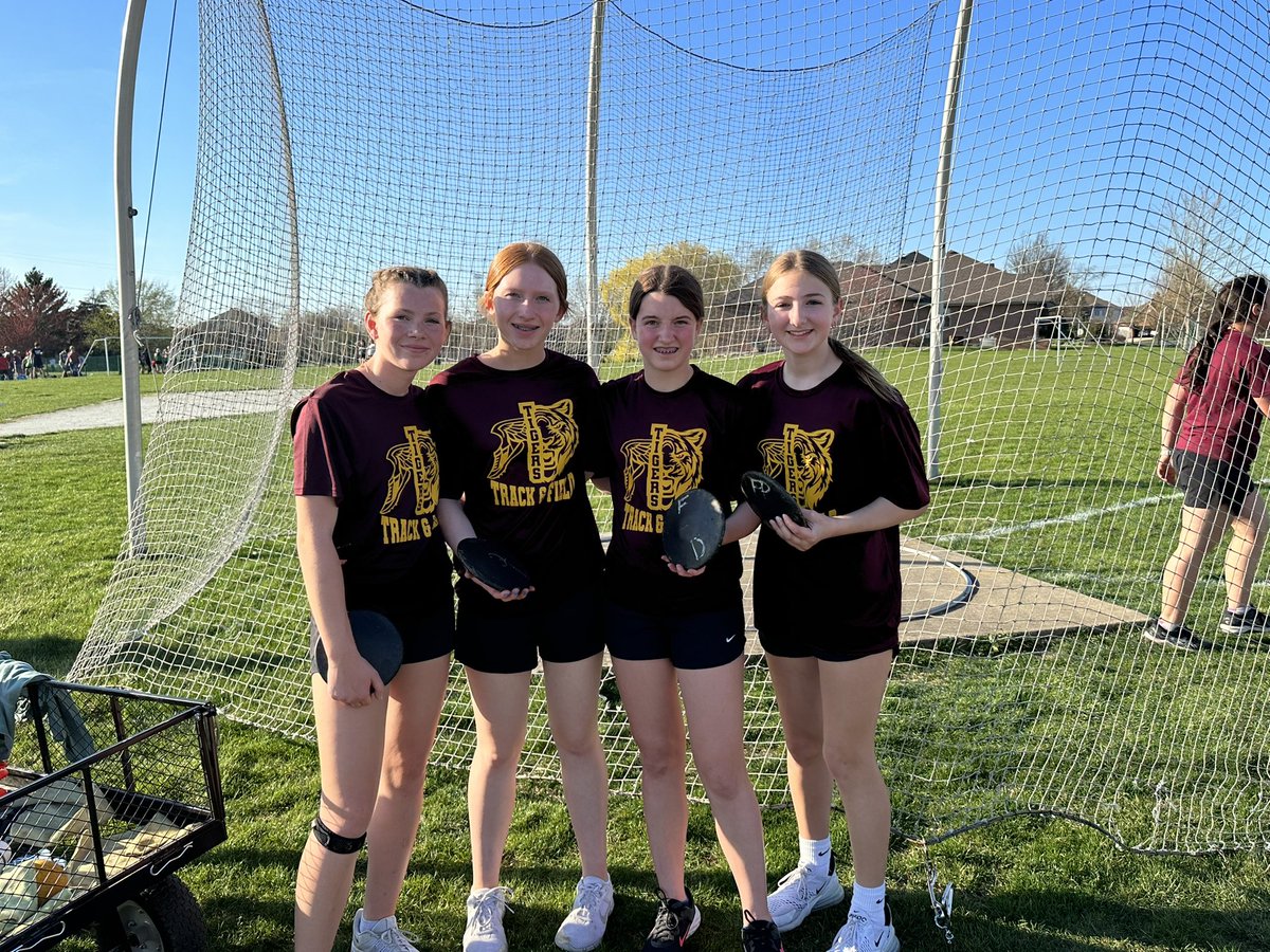 MrSteinHCMS's tweet photo. HCMS Girl Discus Throwers had a day today. Many of these ladies threw PRs today and are improving daily. Mia, Angelina, Grace, Quinn, Abby, Haley, Reagan and Morgan. Always putting in the work. @HCMSTigers157c @fsd157c https://t.co/aAoeyihMWw