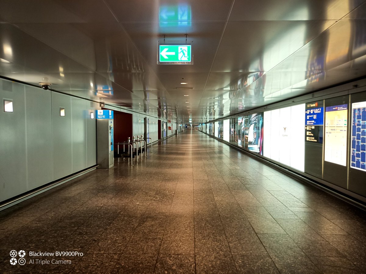 On my way to <a href="/armilarvp/">Armilar</a> for the yearly investors day.
Very empty airport: calm and early start to what will certainly be a very lively day!