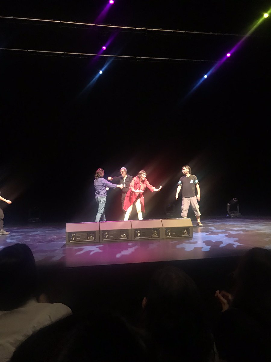 Profcuevasanta's tweet photo. Momento final, de gente de pie, de ovación, de un gran show, de una gran tormenta. Que a mi me hizo reír, me hizo emocionar, me hizo bien. Felicitaciones @florenciainfant https://t.co/0WiNDOtvyz