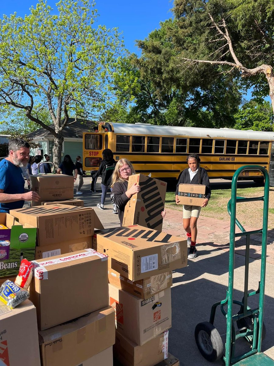 GoodSamG's tweet photo. Thank you Sellers Middle School #Volleyball Teams for your SHARKtastic donations! Your canned food drive brought in 1607 lbs of much needed food!!! Awesome job and Go Sharks!!
#beagoodsam #garlandtexas 
#TogetherWeCan #garlandtx #ThankfulThursday #loveourcommunity https://t.co/O8awzYN5lu