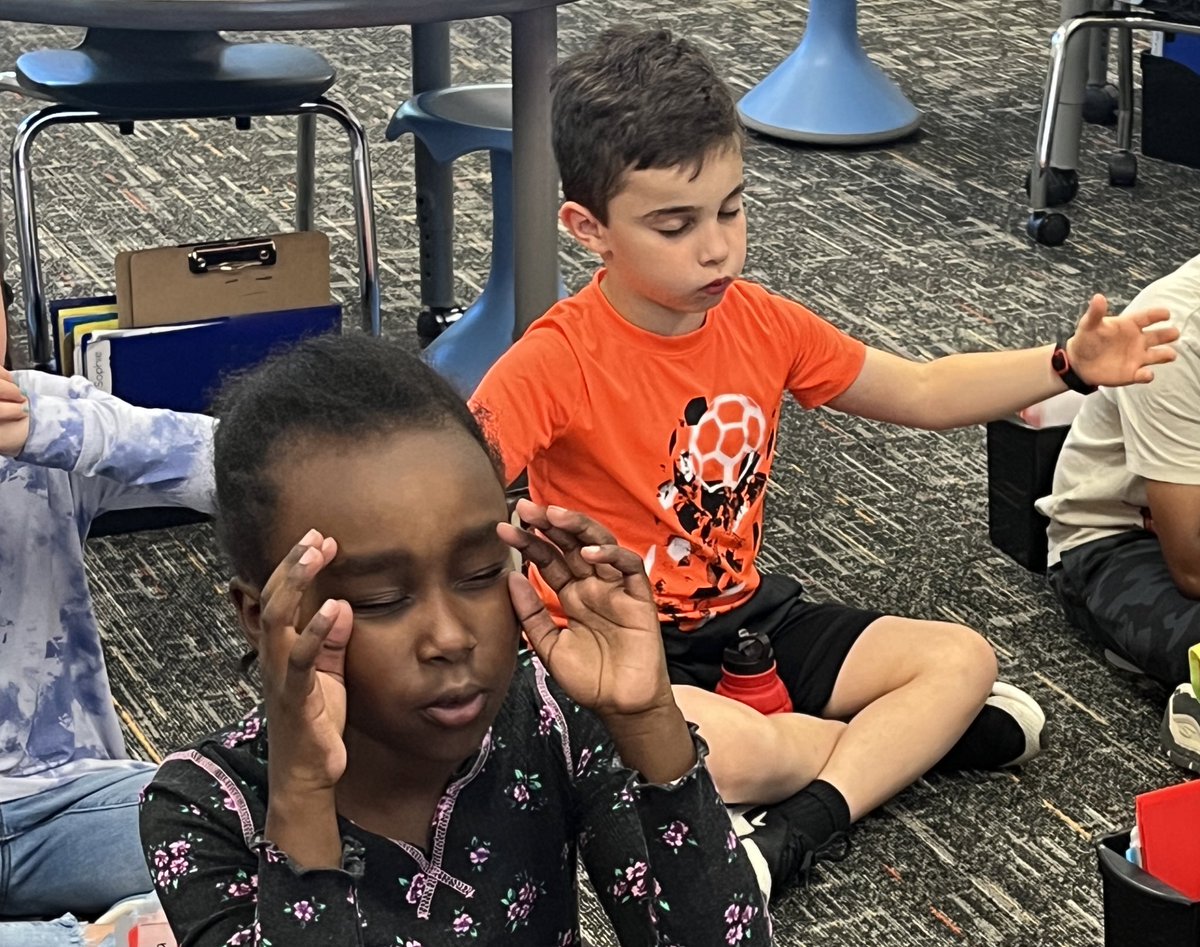 MrsSanchezTeach's tweet image. As we started our Extended Constructed Response, we needed to do some balloon breathing so we could all focus. #PinkSpringTraining @shantieljovanna @pressnseale @eagertolearnSoo @CounselorCaring