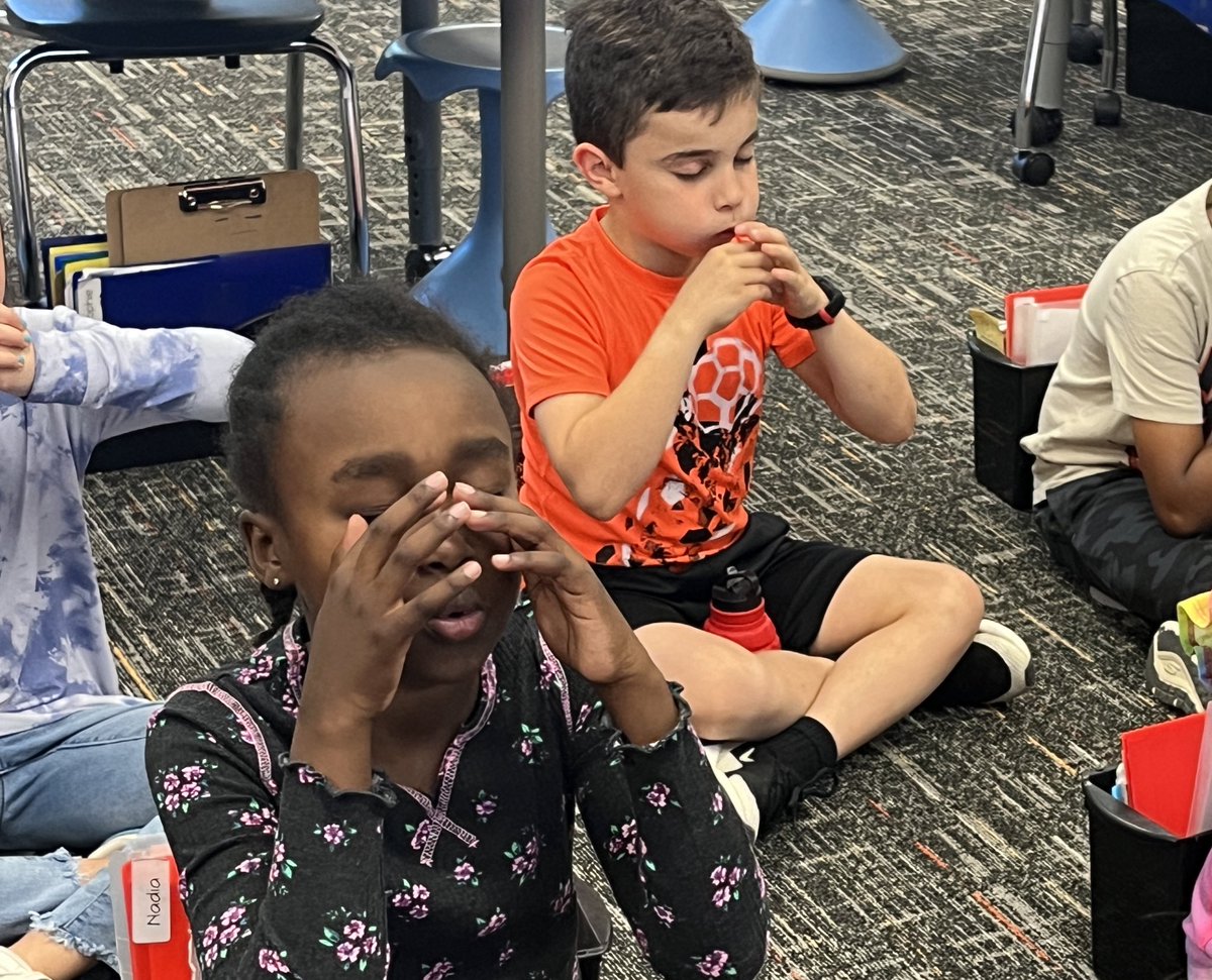 MrsSanchezTeach's tweet image. As we started our Extended Constructed Response, we needed to do some balloon breathing so we could all focus. #PinkSpringTraining @shantieljovanna @pressnseale @eagertolearnSoo @CounselorCaring
