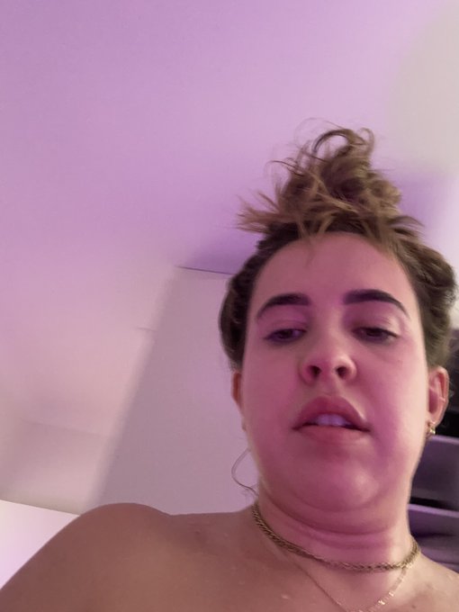 In the middle of taking content and accidentally took this IM DYING IS THIS THE REAL ME 💀 https://t.