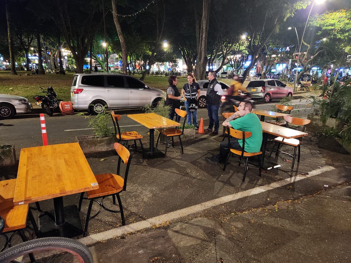 ¡Estamos trabajando por Cali! 

Atendiendo el llamado de la comunidad, desde la Subsecretaría de Inspección Vigilancia y Control, realizamos operativo en el parque del perro para la recuperación de espacio público y verificación de documentos de los establecimientos de comercio.