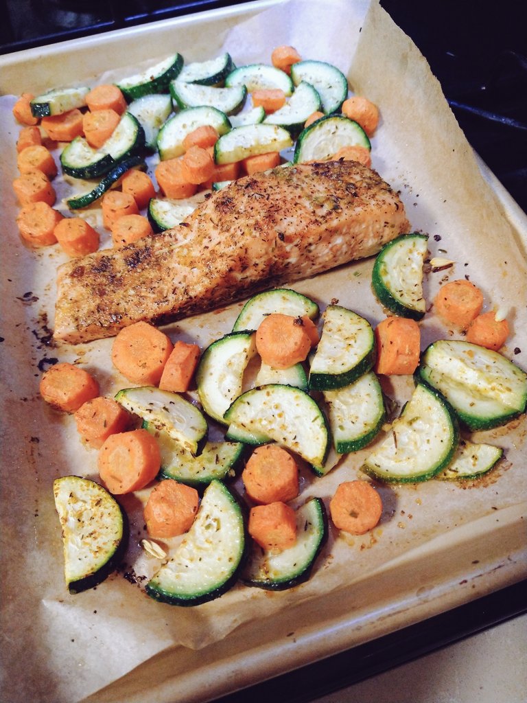 #happinessishomemade 
Sheetpan supper of salmon, zucchini, and carrots 😋