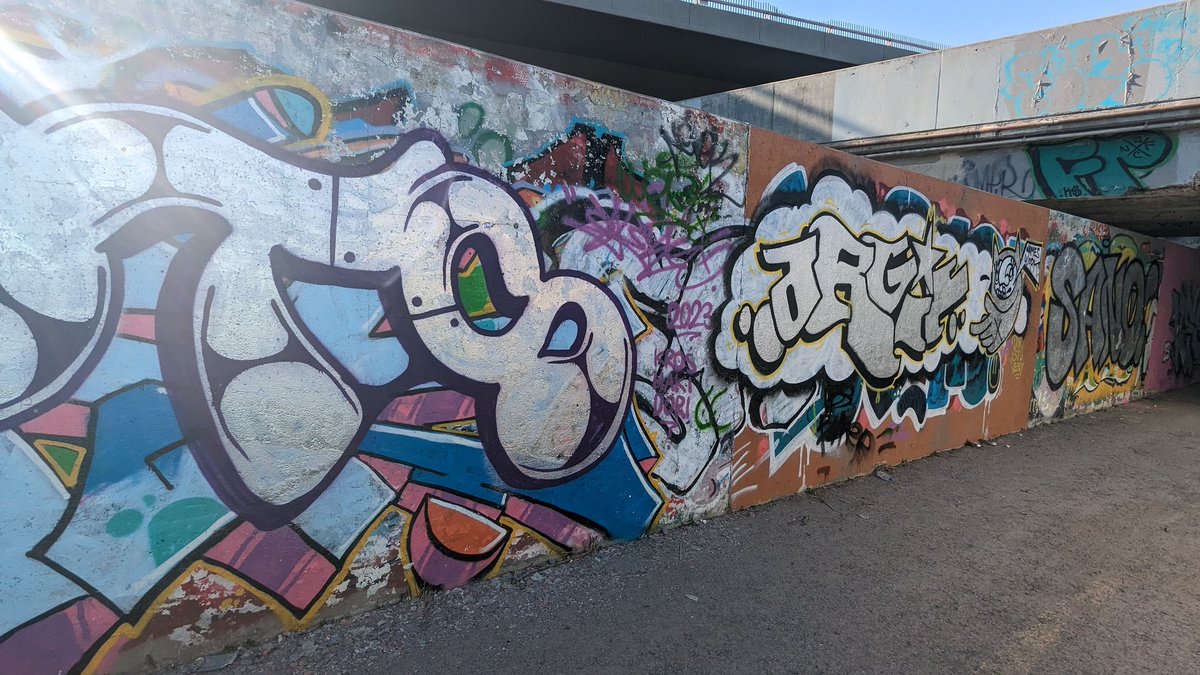 AdvCakStudios's tweet photo. Today was an exceptionally warm day 🌞💗

#googlepixel #pixel6 #amateurphotography #amateurphoto #photography #graffitiart #SpringVibes #Reflections #sunny #sfw #graffiti https://t.co/SocIqvx6Lr