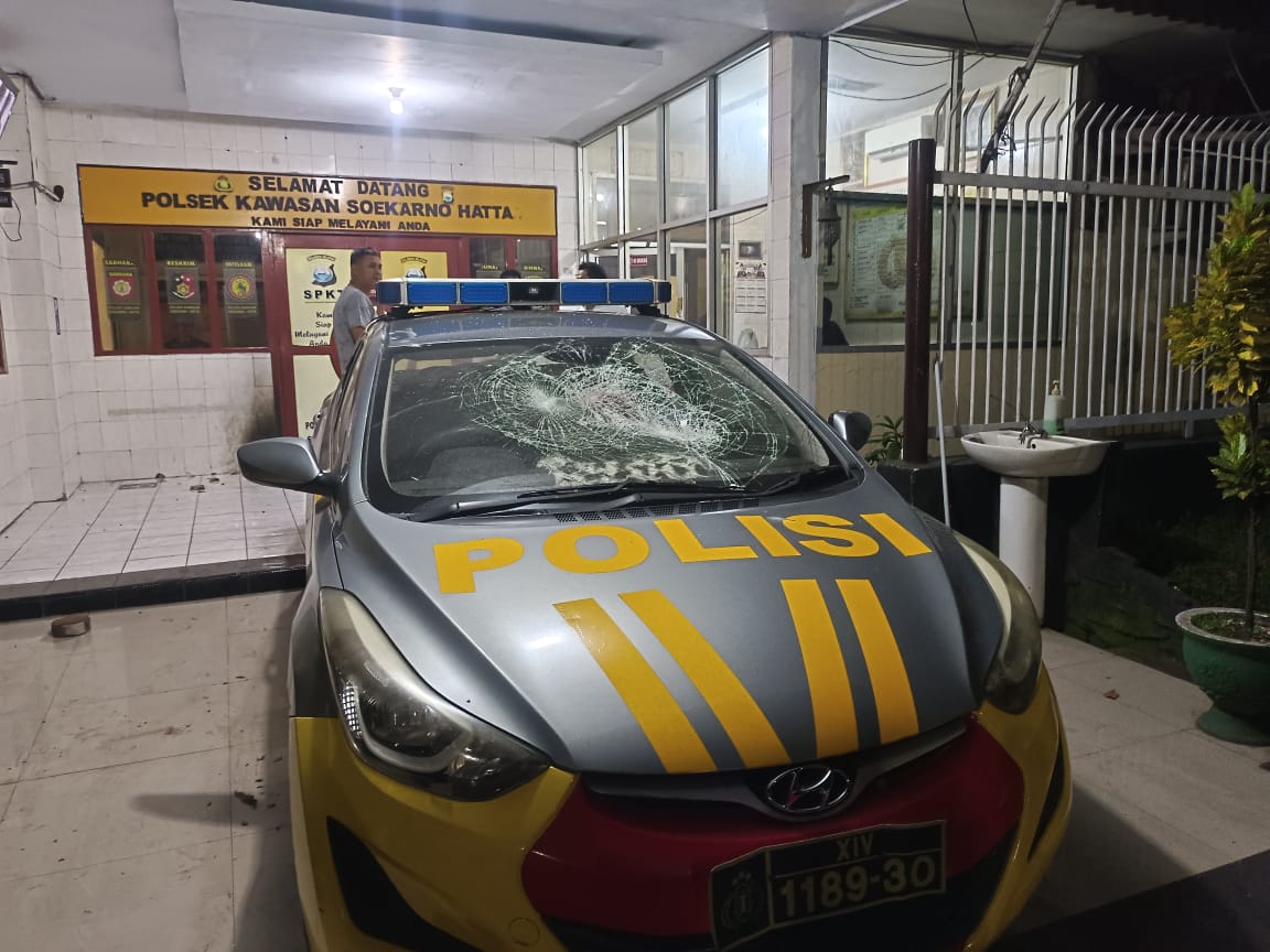 OmKugar's tweet photo. mobil Polisi yang dirusak oleh sekelompok oknum tentara di Kota Makassar https://t.co/aW1tHymUBC