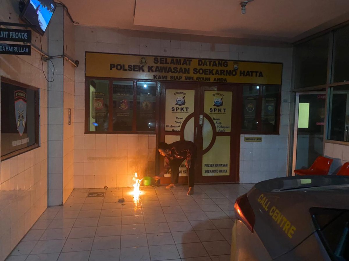 OmKugar's tweet photo. mobil Polisi yang dirusak oleh sekelompok oknum tentara di Kota Makassar https://t.co/aW1tHymUBC
