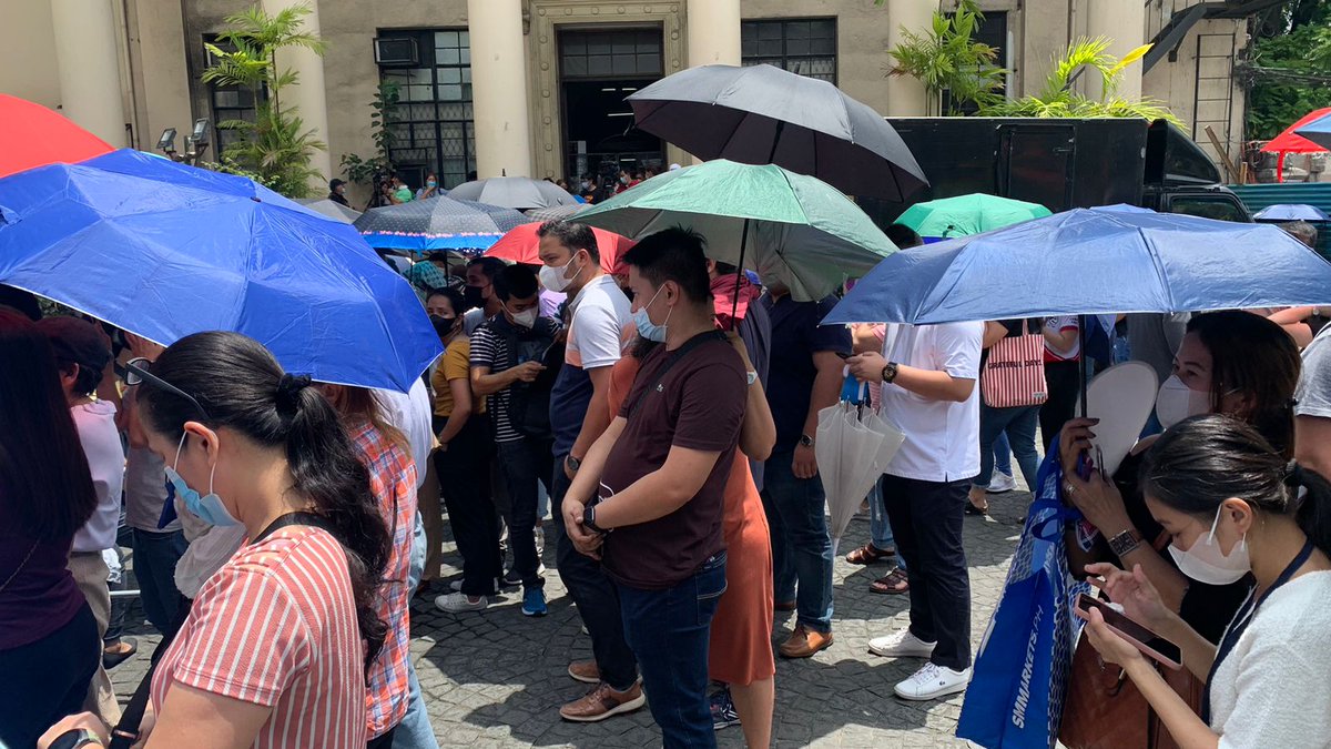 inquirerdotnet's tweet photo. @ATacsonINQ LOOK: Bar examinees brave the heat as they await the results of the 2022 Bar examination at the Supreme Court on Friday, April 14. #Bar2022 #GetThatBar2022 | 📸: @ATacsonINQ https://t.co/42mD17GwZv