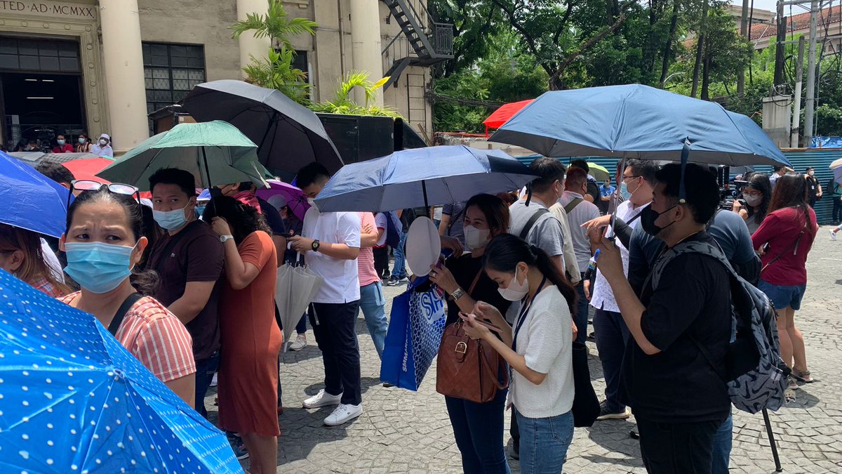 inquirerdotnet's tweet photo. @ATacsonINQ LOOK: Bar examinees brave the heat as they await the results of the 2022 Bar examination at the Supreme Court on Friday, April 14. #Bar2022 #GetThatBar2022 | 📸: @ATacsonINQ https://t.co/42mD17GwZv