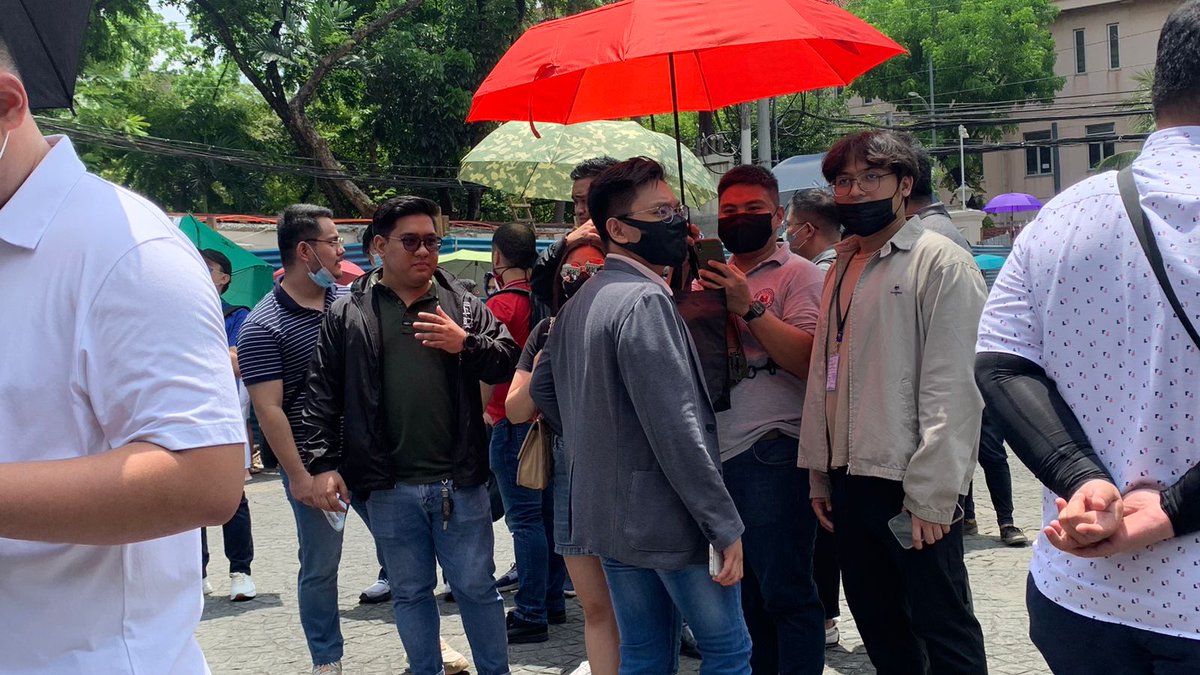 inquirerdotnet's tweet photo. @ATacsonINQ LOOK: Bar examinees brave the heat as they await the results of the 2022 Bar examination at the Supreme Court on Friday, April 14. #Bar2022 #GetThatBar2022 | 📸: @ATacsonINQ https://t.co/42mD17GwZv