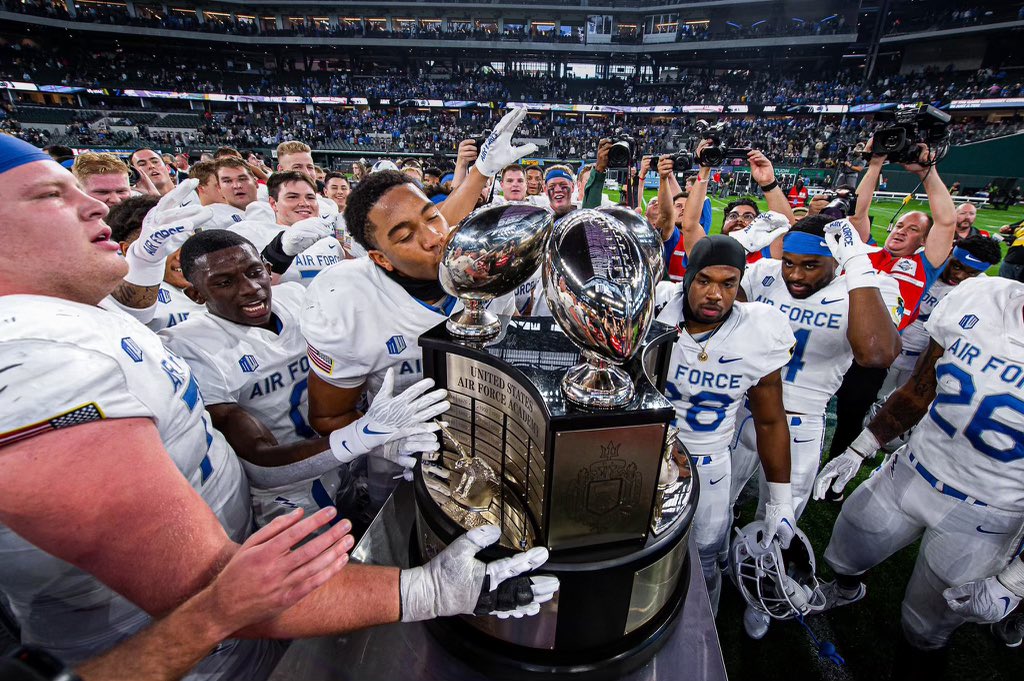 RykerEvans5's tweet photo. Extremely Blessed to receive my first D1 offer from the United States Air force Academy!⚡️⭐️🚀
@CoachWhit_AFA @CoachTCalhoun @jake8shakes @CoachLobotzke @AF_Football https://t.co/AMdveOdm7p