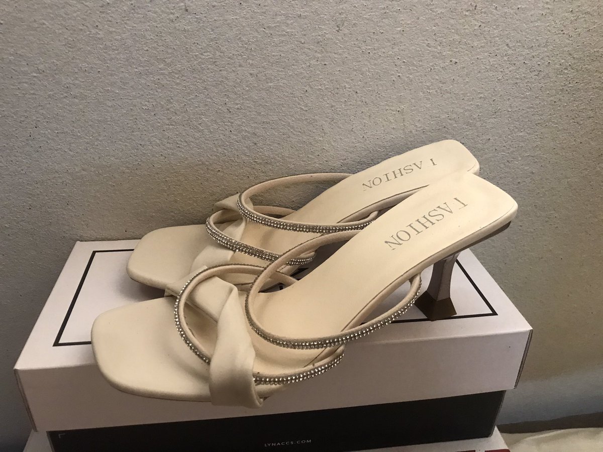 Joyjoy_Stm's tweet photo. สนใจสอบถามได้นะคะ คู่ละ300 ราคานี้รวมส่ง 38-39-40 https://t.co/2ZgCqI4qis