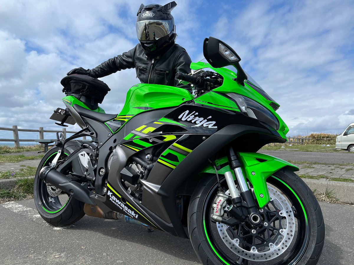 sora57136's tweet photo. ZX-10Rに乗り始めて１ヶ月位経って写真も増えて来たので自己紹介更新します(≧∇≦)b

名前 : ソラ
年齢 : 30歳
性別 : 男
住み : 北海道
車種 : ZX-10R
一言 : ヘルメットに猫耳付いているので見かけたら気軽に話しかけて下さい(^-^)
 #バイク乗りとして軽く自己紹介 
 #バイクのある風景 https://t.co/cRpsEbrR5z