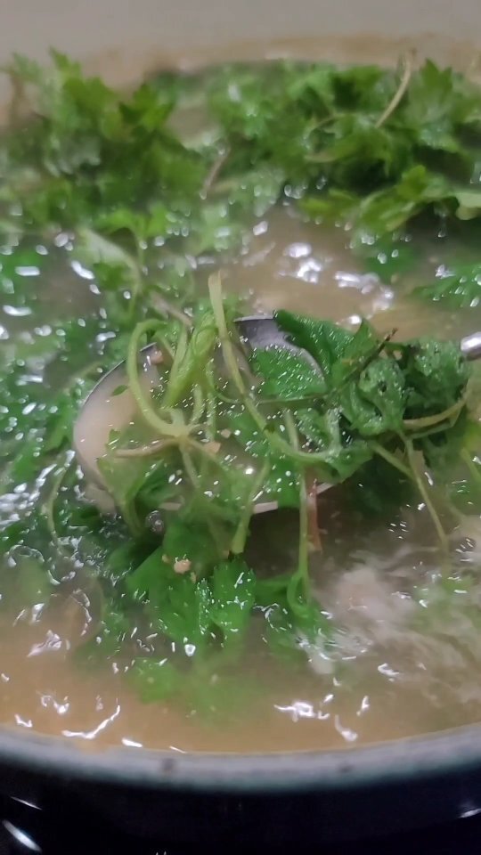 koreanbapsang's tweet photo. Ssuk (mugwort) is a wild spring vegetable that's highly popular in Korea for its unique fragrance and flavor as well as medicinal benefits. Fresh ssuk is used to make soup, pancake (jeon), rice cake, etc. The leaves are also dried for longer storage, and… https://t.co/0VWNXINmLx https://t.co/URebYpgZti