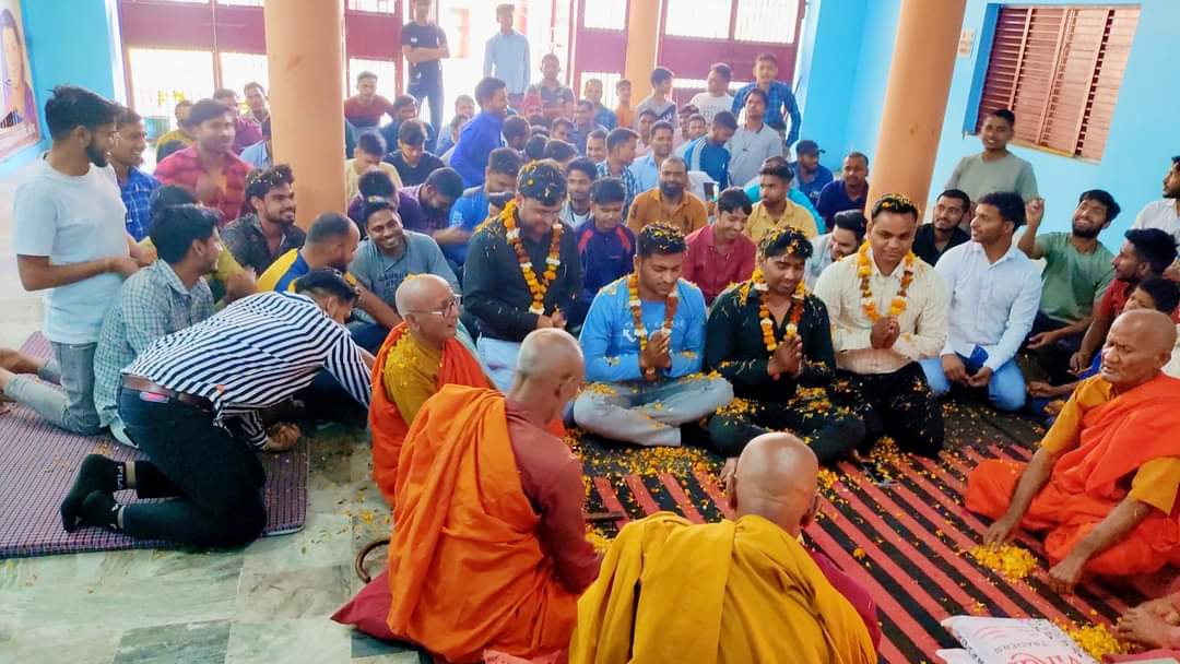 रुतबा मेरे सर को तुम्हारे संविधान से मिला है,
ये सम्मान भी मुझे तुम्हारे संविधान से मिला है 
औरों को जो मिला है वह मुकद्दर से मिला होगा..
हमें तो मुकद्दर भी तुम्हारे संविधान से मिला है.!!
 बाबा साहब डॉ बी आर अम्बेडकर जी की जयंती पर आप सभी को हार्दिक बधाई।#BabaSahebAmbedkarJayanti