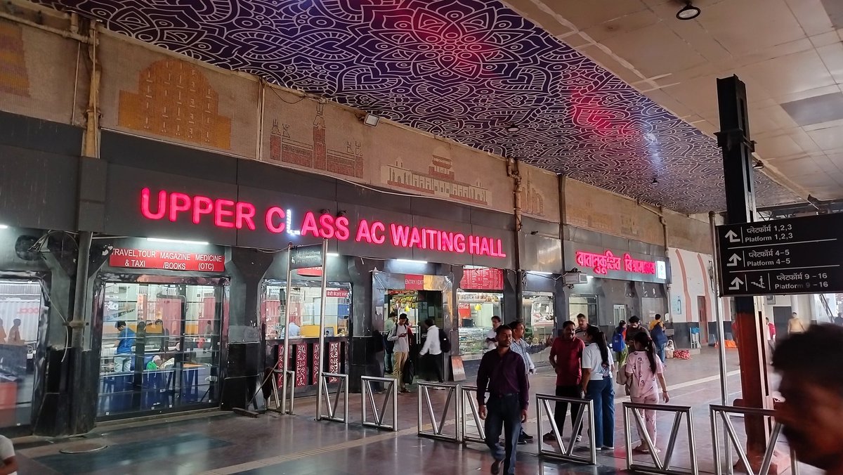 pktomar's tweet image. What is #UpperClass? U mean all travelers  in sleeper and general bogie are #LowerClass. Why can&apos;t it be simply AC1, AC2, AC3 waiting room? Please consider renaming and  don&apos;t discriminate. 
@RailMinIndia @IRCTCofficial #OldDelhiJunction @AshwiniVaishnaw
