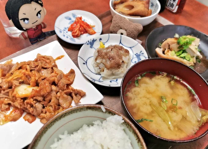 初めて入った中華屋のランチのボリュームがまぁまぁあったときの顔 