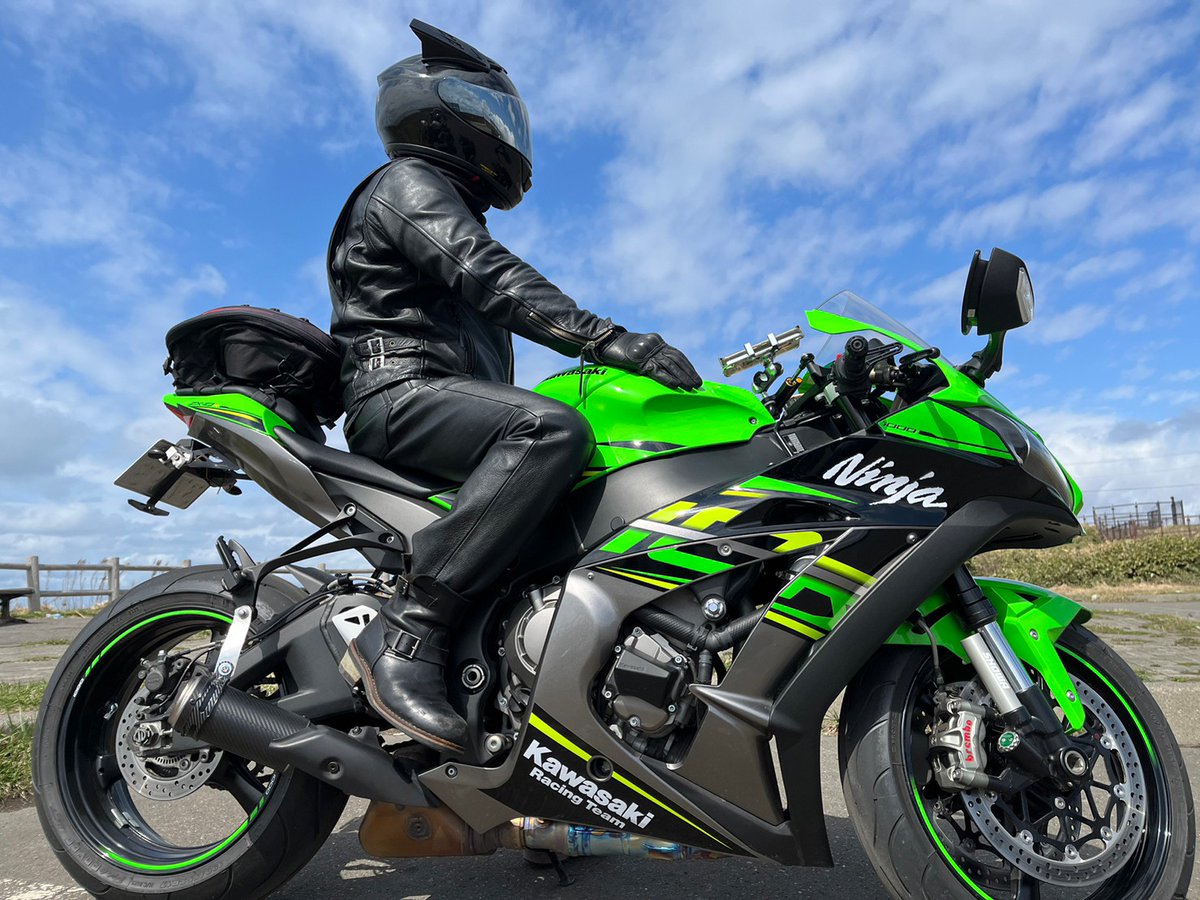 sora57136's tweet photo. ZX-10Rに乗り始めて１ヶ月位経って写真も増えて来たので自己紹介更新します(≧∇≦)b

名前 : ソラ
年齢 : 30歳
性別 : 男
住み : 北海道
車種 : ZX-10R
一言 : ヘルメットに猫耳付いているので見かけたら気軽に話しかけて下さい(^-^)
 #バイク乗りとして軽く自己紹介 
 #バイクのある風景 https://t.co/cRpsEbrR5z