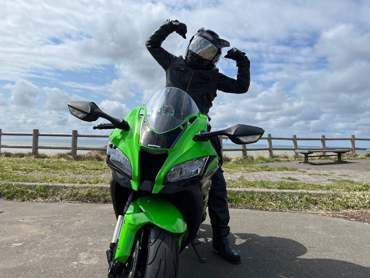 sora57136's tweet photo. ZX-10Rに乗り始めて１ヶ月位経って写真も増えて来たので自己紹介更新します(≧∇≦)b

名前 : ソラ
年齢 : 30歳
性別 : 男
住み : 北海道
車種 : ZX-10R
一言 : ヘルメットに猫耳付いているので見かけたら気軽に話しかけて下さい(^-^)
 #バイク乗りとして軽く自己紹介 
 #バイクのある風景 https://t.co/cRpsEbrR5z