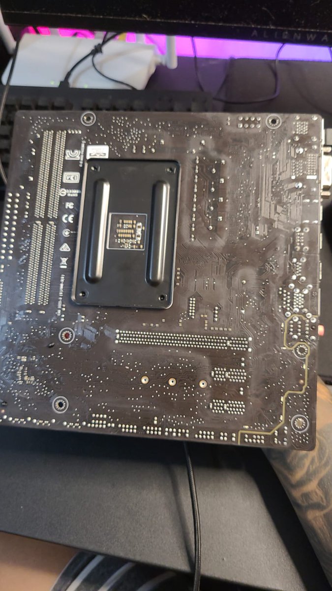 raphaaas's tweet photo. E ai @pichaugaming, minha cliente recebeu as peças do computador dela hoje e quando fui efetuar a montagem me deparei com essa placa mãe usada que foi enviada como "nova"... Espero que possam me ajudar a solucionar isso... https://t.co/dAjaaSLWUS