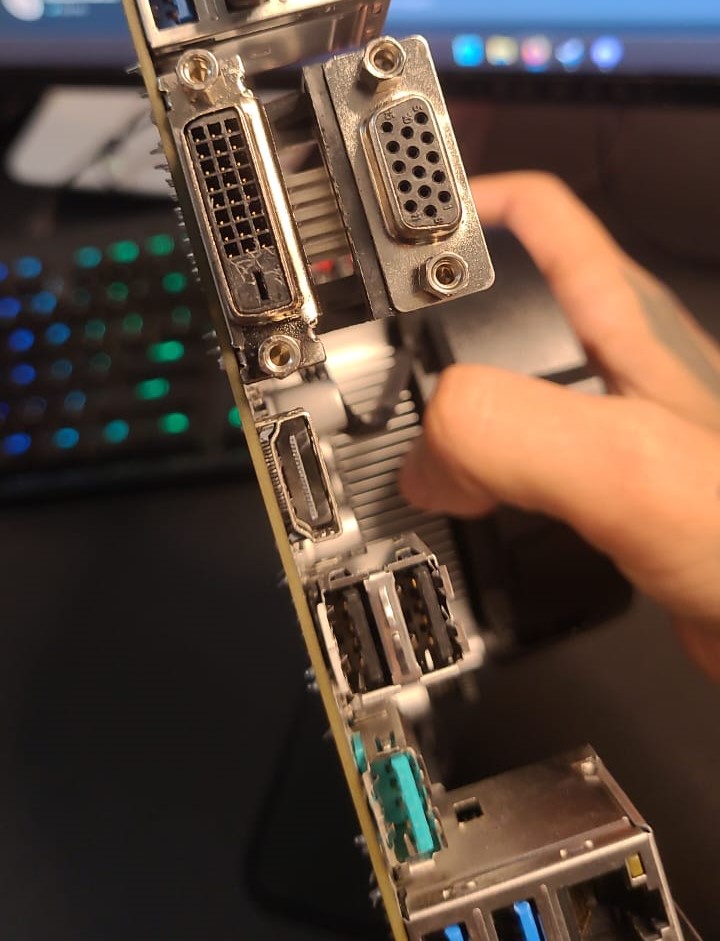 raphaaas's tweet photo. E ai @pichaugaming, minha cliente recebeu as peças do computador dela hoje e quando fui efetuar a montagem me deparei com essa placa mãe usada que foi enviada como "nova"... Espero que possam me ajudar a solucionar isso... https://t.co/dAjaaSLWUS
