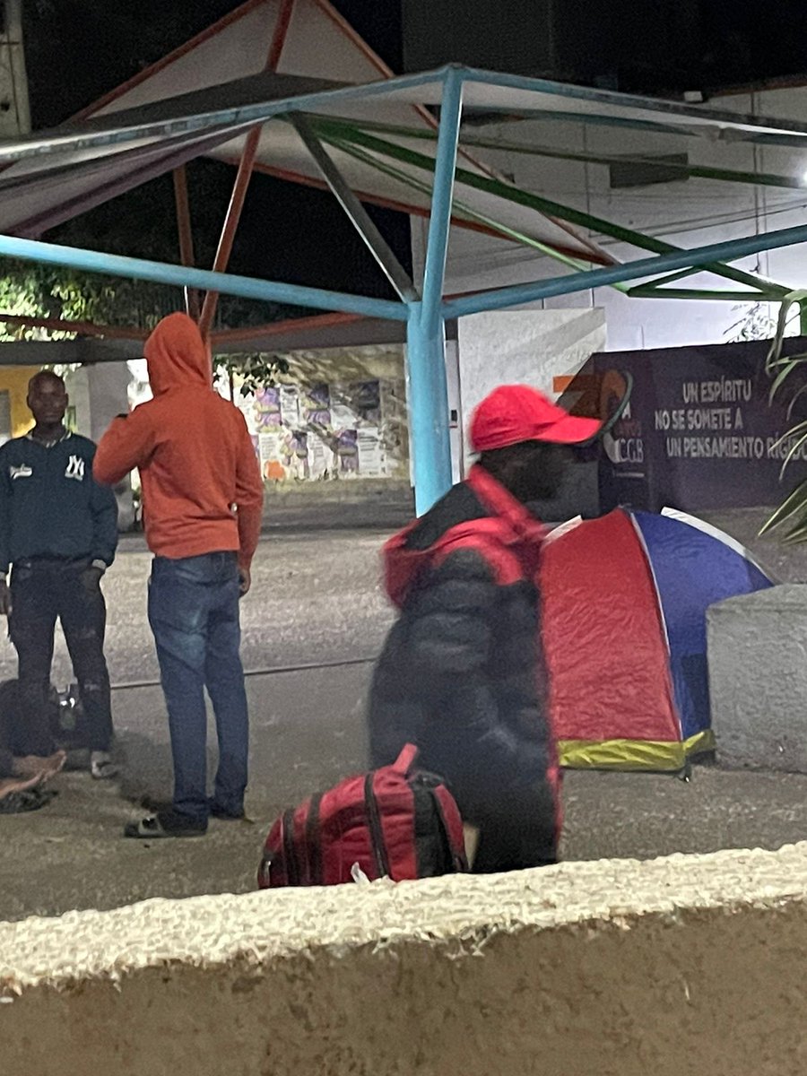 LaColoniaJuarez's tweet photo. Continúa la #CrisisMigranteEnCDMX: @Claudiashein sin poder poner orden en la ciudad que administra. 
Hoy nuevamente se instala en Plaza Giordano Bruno un campamento migrante a la espera de atención de la @comar_sg. 
Hazles y haznos un favor y llévate a la #Comar a Tláhuac también https://t.co/Pl9DhJbnL0