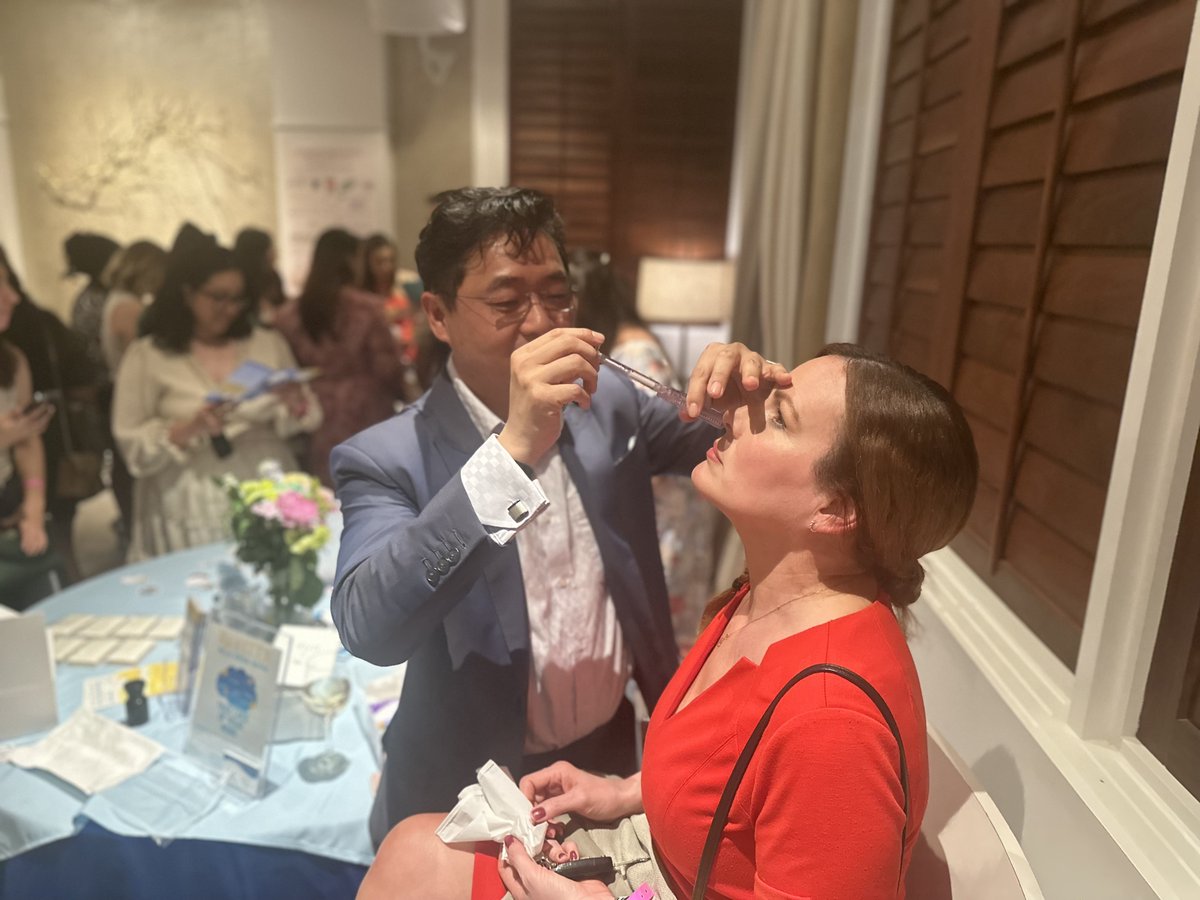 Dr. Tian Xia performs a quick, easy, and #natural #revittx treatment at the #socialitemediagroup #bossbabesofbusiness event   

#cbdstressrelief #stressrelief #mentalhealth #fightanxiety #mentalhealthsolution #selfcare #lifestyle #improvesleep #goodsleep