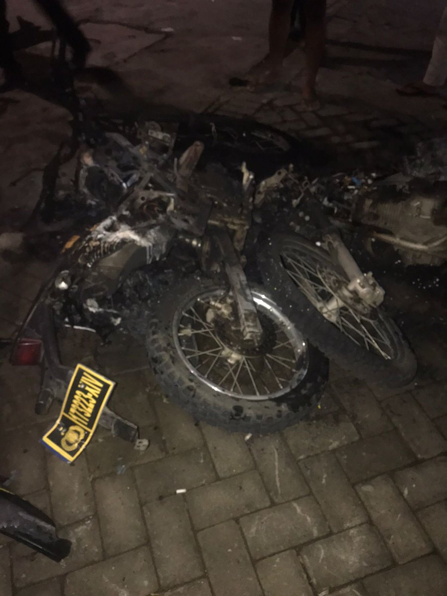OmKugar's tweet photo. puing2 sepeda motor yg dibakar sekelompok oknum tentara https://t.co/1HaqTuQP8B