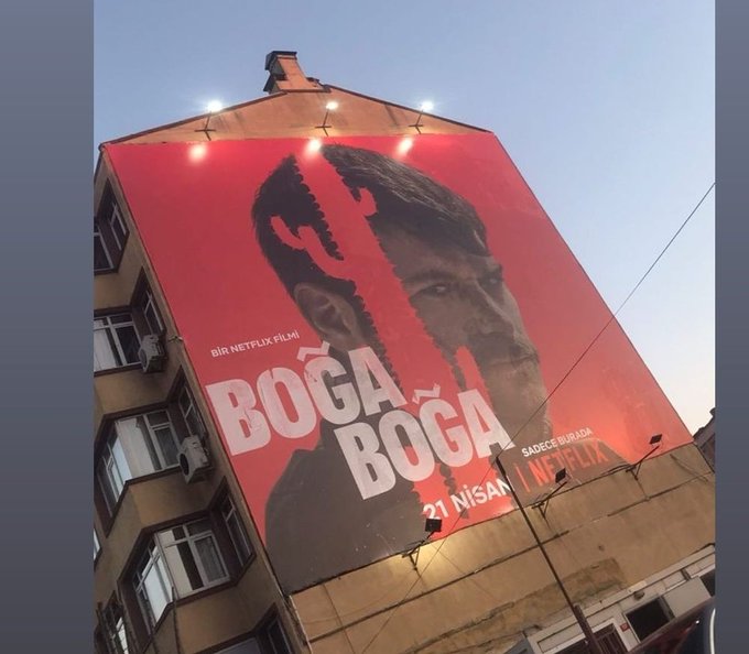 MarciMax1's tweet photo. 📺🎥🌵 #BoğaBoğa ou #TaurusTaurus
Cartaz em #Istanbul do #new #filme de #KıvançTatlıtuğ que estreia dia 21 de abril na #Netflix #BullBull. Boa sorte! Sucesso! 🧿
@netflixturkiye #bogaboga @ayyapim #onursaylak #hakangünday #bullbull #kivanctatlitug #fundaeryigit #kivançtatlitug https://t.co/Y9jj5aBBHM