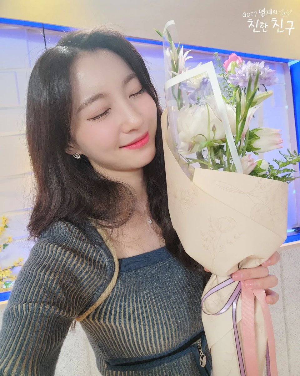 Yubin_archive's tweet photo. 230414 🦌친친🦌 인스타그램
#스페셜DJ
#유빈 #오마이걸

🌸🌼🌻🌹🏵🌷🌺
꽃보다 더 소듕한 우리 윱디💜

온통 윱디로 가득 한 라디오 주간📻
오늘도 만나요, 저녁 8시🤗 https://t.co/gzkCnlMnjB