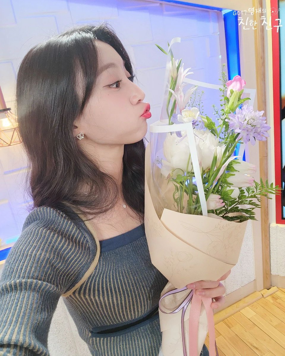 Yubin_archive's tweet photo. 230414 🦌친친🦌 인스타그램
#스페셜DJ
#유빈 #오마이걸

🌸🌼🌻🌹🏵🌷🌺
꽃보다 더 소듕한 우리 윱디💜

온통 윱디로 가득 한 라디오 주간📻
오늘도 만나요, 저녁 8시🤗 https://t.co/gzkCnlMnjB