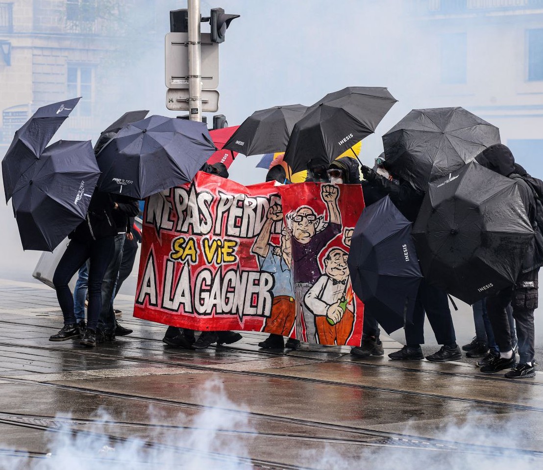 ContreAttaque_'s tweet photo. ☔ #NANTES 13 AVRIL : GIBOULÉES ET LACRYMO

Douze journées de grève, trois mois de lutte, des milliers de grenades et des dizaines d'interpellations plus tard, Nantes n'a pas rendu les armes. Ce jeudi 13 avril, la ville était encore en révolte. https://t.co/fhougY4nys