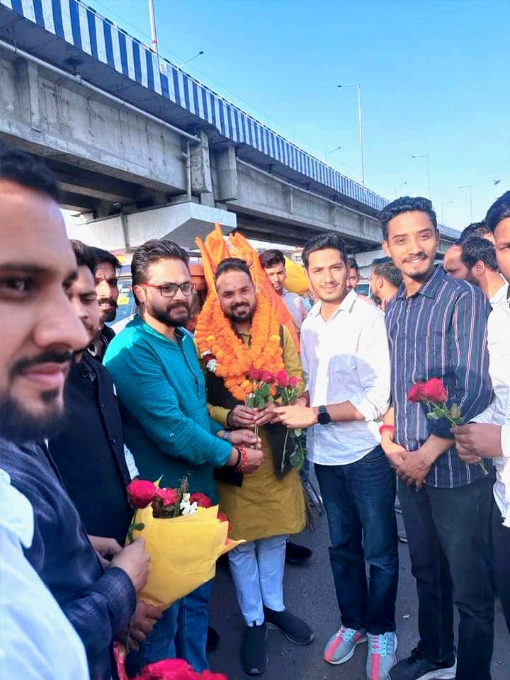 ShashwatABVP's tweet photo. केंद्रीय कार्यसमिति एवं प्रांत संगठन मंत्री बैठक से पूर्व देवभूमि उत्तराखंड ,देहरादून आगमन पर अखिल भारतीय विद्यार्थी परिषद के राष्ट्रीय महामंत्री श्री याज्ञवल्क्य शुक्ल जी का स्वागत किया गया।
@yagywalkya https://t.co/dblRUdGrow