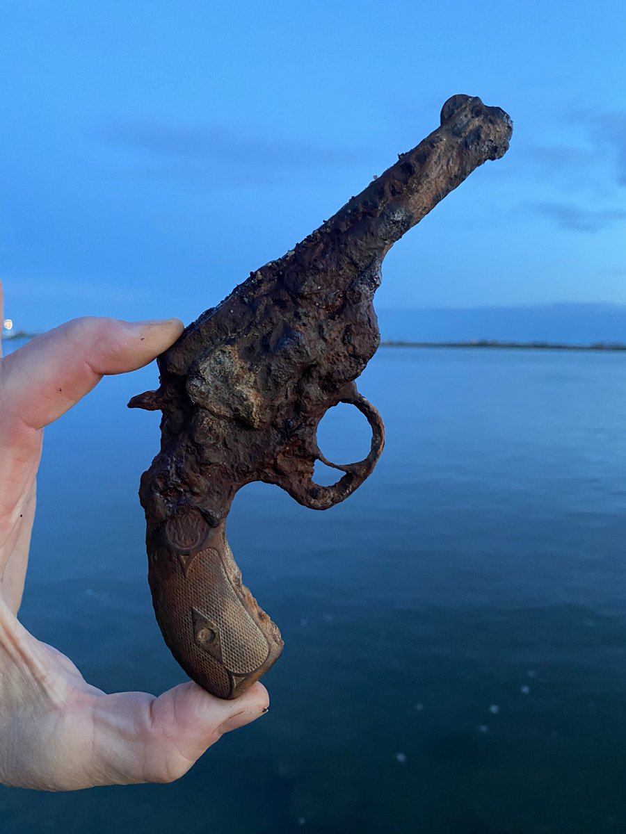 FraserRiverFind's tweet photo. I hadn’t been out all day, and since I’m only a couple blocks away from the Fraser River, I thought I would have a quick little look around.
We are in a really low tide cycle and all kinds of stuff can be found, if you are willing to get off the beaten path.
#gilbertbeach https://t.co/gsHkZMiqGR