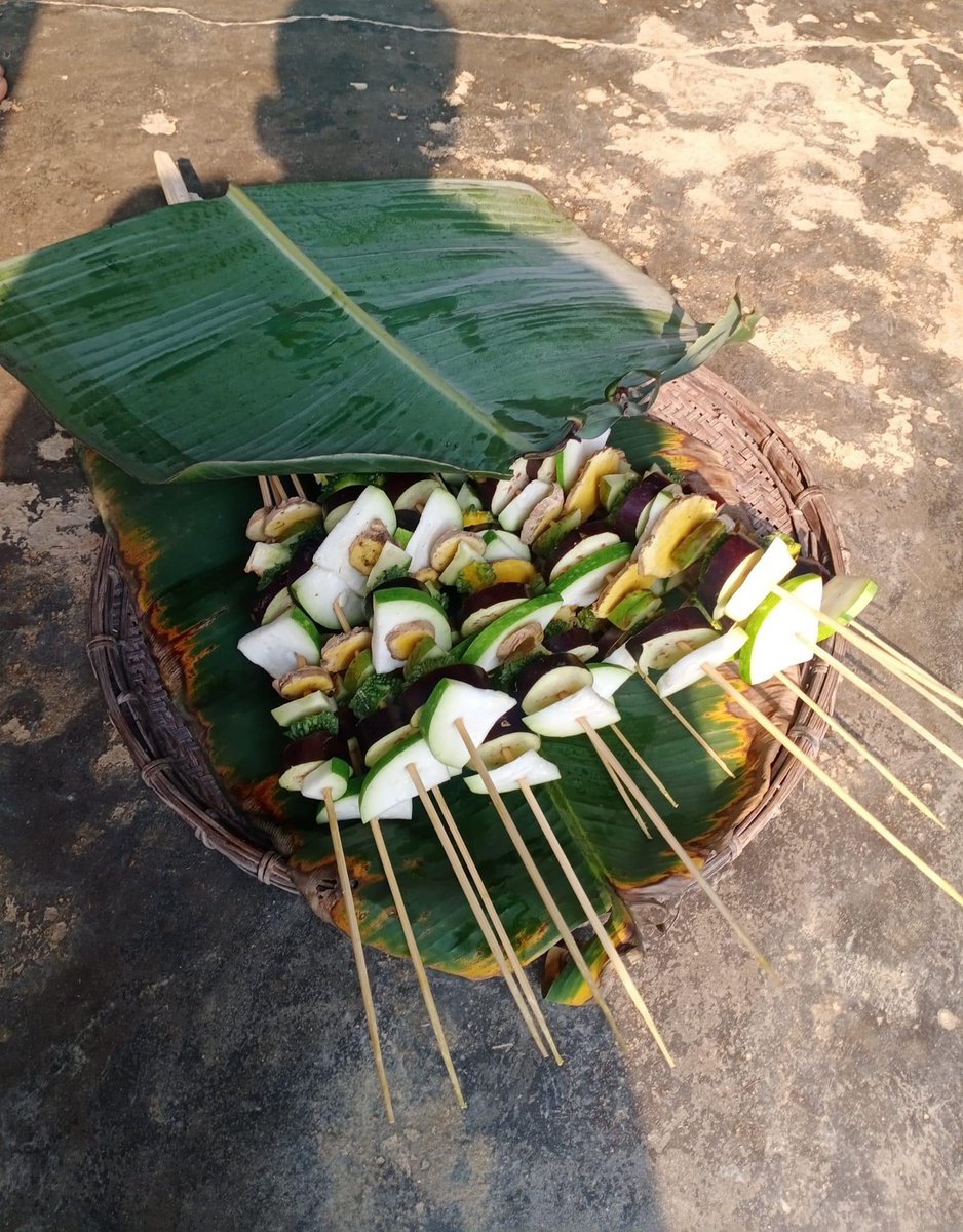 SouleFacts's tweet photo. Today is "Goru Bihu" in #Assam.....Cow is taken to nearby pond, washed, worshipped, New Pogha (Cow halter thread) is worn, medicinal food and vegetables are fed reciting in Assamese verse in praise of the cow. https://t.co/uAZpZ1jAtk