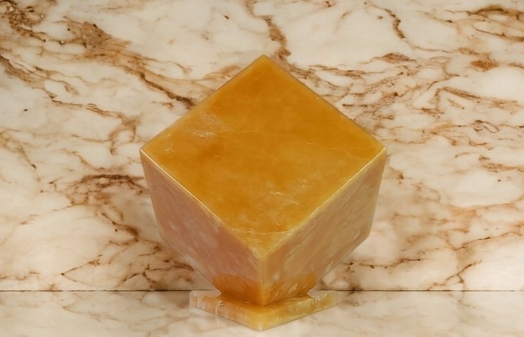 VestoneK's tweet photo. "Upgrade your home decor game with the exquisite Honey Cube Onyx Stone Table Lamp - now with a smart light bulb 💡 🤩 Enjoy seamless control over the ambiance of your space with just a tap on your phone.  A truly rare and luxurious addition to your home." https://t.co/IiBYavUFeJ
