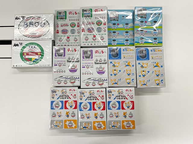 YOUbaseofficial's tweet photo. 印刷が上がってきました。
これから袋詰めして、各店舗様にサンプル出荷して、発売日を迎えます。
#交通安全 #反射ステッカー #のるるん #そうにゃん #N700S #相鉄・東急新横浜線開業記念 #新横浜駅 #ありがとうハチゴー #8637F #8631F のるるん&そうにゃんはいつもより多めに用意しました。 https://t.co/6INqVePNqT