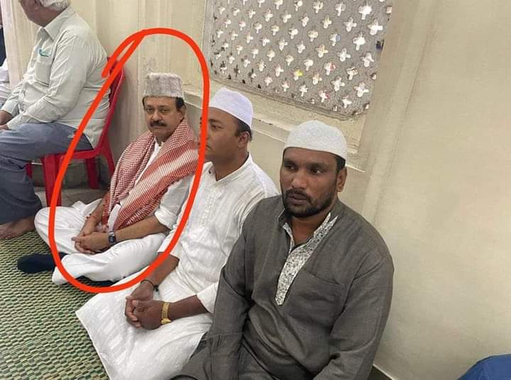 INCHaveri4's tweet photo. ಆಜಾನ್ ಕೇಳಿದರೆ ಕಿರಿಕಿರಿಯಾಗುತ್ತದೆ ಎಂದವರು, ಹಲಾಲ್ ಬೇಡ ಜಟ್ಕಾ ಬೇಕು ಎಂದವರು, ಮುಸ್ಲಿಂರು ವ್ಯಾಪಾರ ಮಾಡಬಾರದು ಎಂದವರು, ಸದಾ ಮುಸ್ಲಿಂ ದ್ವೇಷ ಕಾರುತ್ತಿರುವವರು.

ಇಂತಹ ಬಿಜೆಪಿಗರನ್ನು ಈಗ ಬೇರೆಲ್ಲೂ ಹುಡುಕುವುದು ಬೇಡ, ಮಸೀದಿಯೊಳಗೆ ಇಣುಕಿದರೆ ಕಾಣುತ್ತಾರೆ!

ಬಿಜೆಪಿ ಶಾಸಕ ಉದಯ್ ಗರುಡಾಚಾರ್, ಸಚಿವ ಸುಧಾಕರ್ ಇದಕ್ಕೆ ಉದಾಹರಣೆ. https://t.co/953OA7ElvH