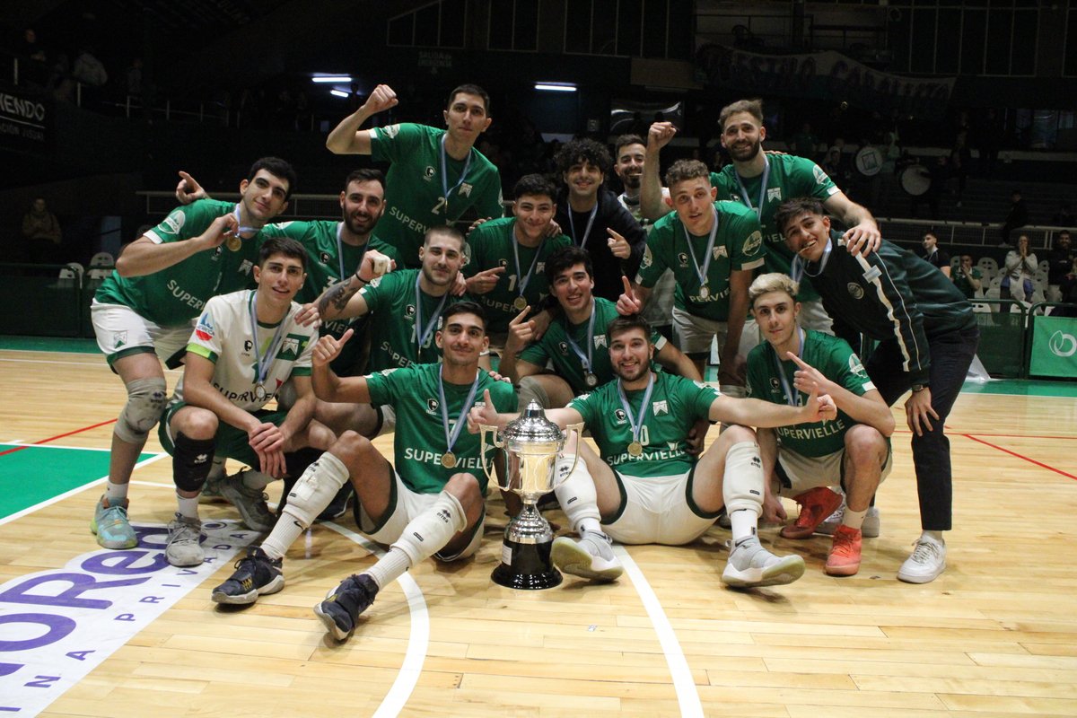 ¡¡¡BICAMPEONES🏆🏆!!!

En una noche inolvidable en el Héctor Etchart, Ferro se consagró campeón de la Copa Chulo Olmo de División de Honor por segundo año consecutivo ante Club Italiano con triunfo 3-0 (25-18, 25-22, 25-18)

¡Felicitaciones💚!